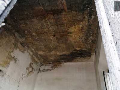 Alzando lo sguardo osserviamo il soffitto: � totalmente invaso dall�umido e dalle crepe, che ne hanno fatto crollare una buona parte lasciando a vista l�intelaiatura in ferro di supporto